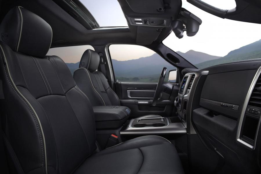 Интерьер Dodge Ram 1500 Laramie Limited Crew Cab 2015 года  (фото 35 из 46)